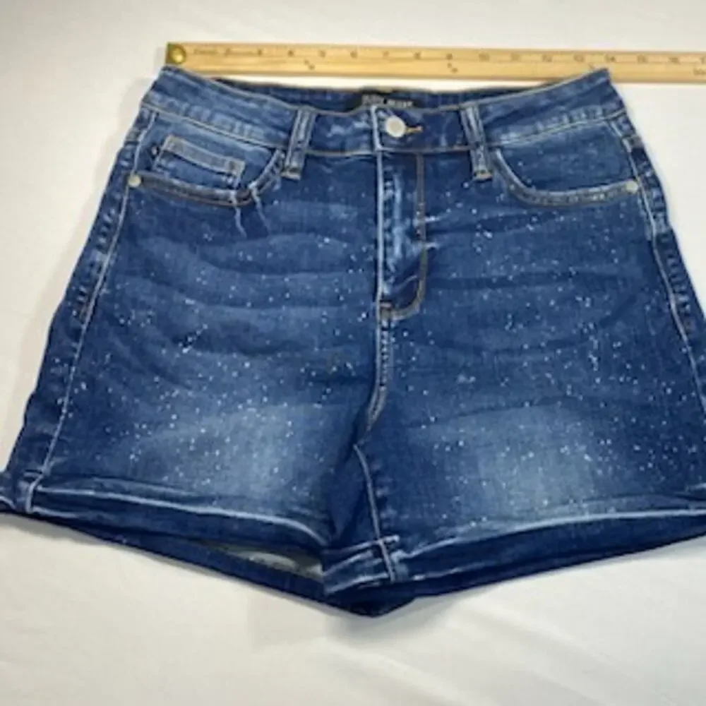 Judy Blue Dark Wash Denim Shorts White Paint Splatter Design Women’s Medium